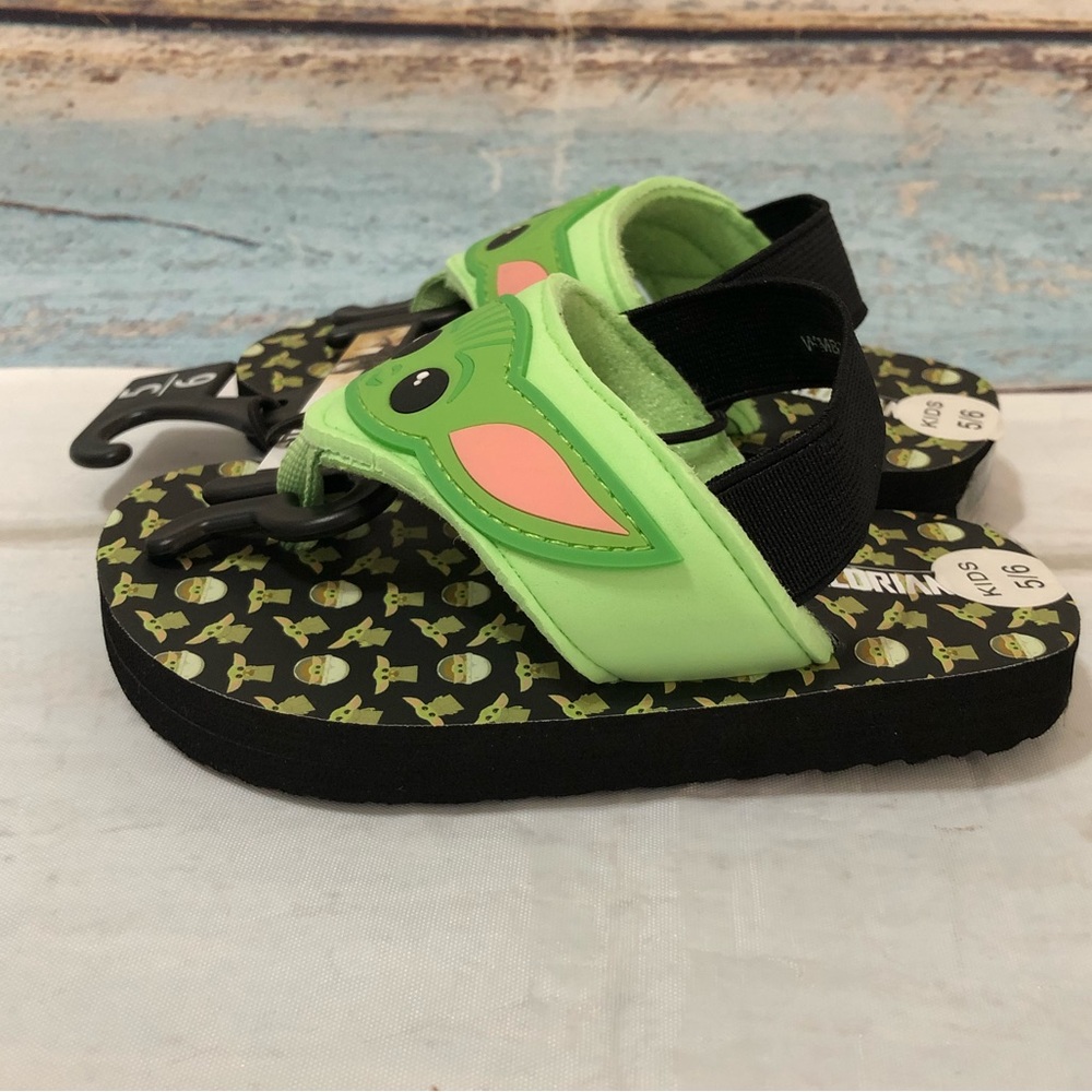 ⚡️⚡️Star Wars Mandalorian Kids Grogu Flip Flops Sandals Green Black Size 5/6 - Picture 2 of 10